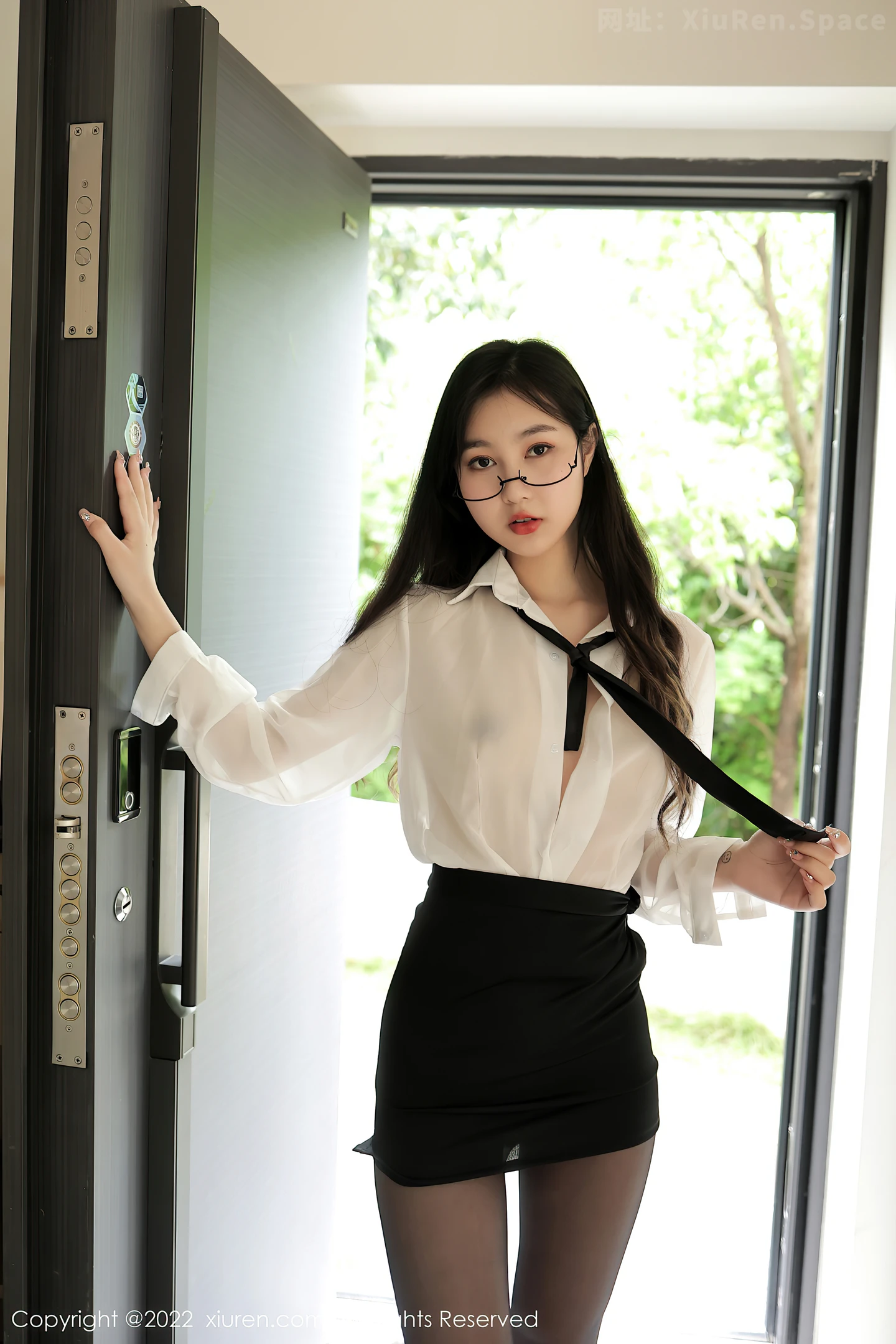 图片[4]-[XiuRen秀人网] VOL.5117 模特谢晚晚性感白T配黑色短裙露超薄黑丝秀翘臀美腿诱惑写真83P-秀人网官方网站